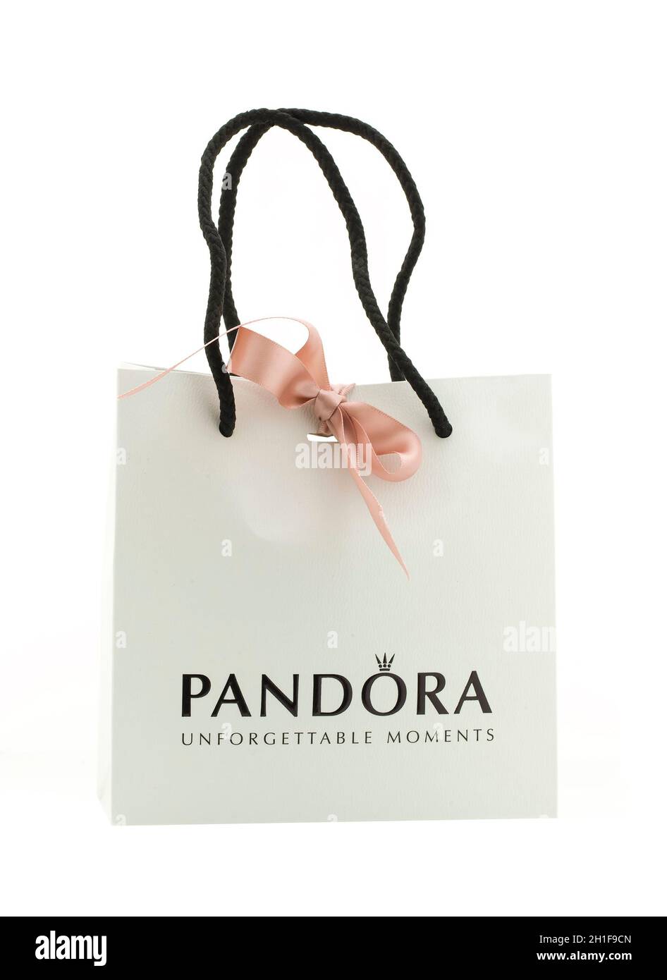 SWINDON, UK - MAY 11, 2014: Pandora Tragetasche auf weißem Hintergrund, Pandora ist berühmt für seine Armbänder, Charms und Schmuck Stockfoto