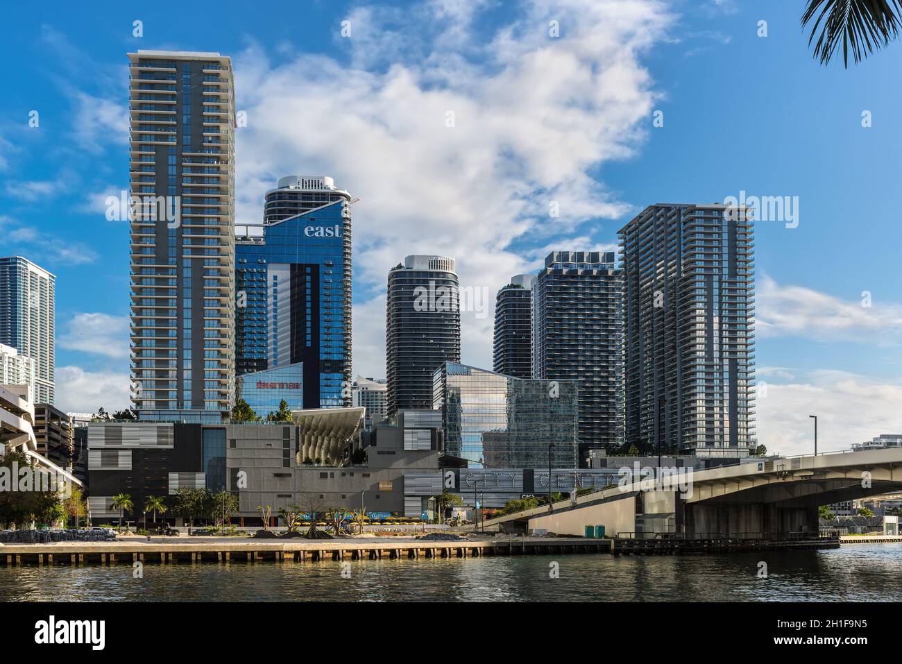 Miami, FL, USA - 19. April 2019: Ansicht von Brickell City Center in Miami, Florida, USA. Die brickell Stadtzentrum ist eine neu gebaute Einkaufszentrum Lo Stockfoto