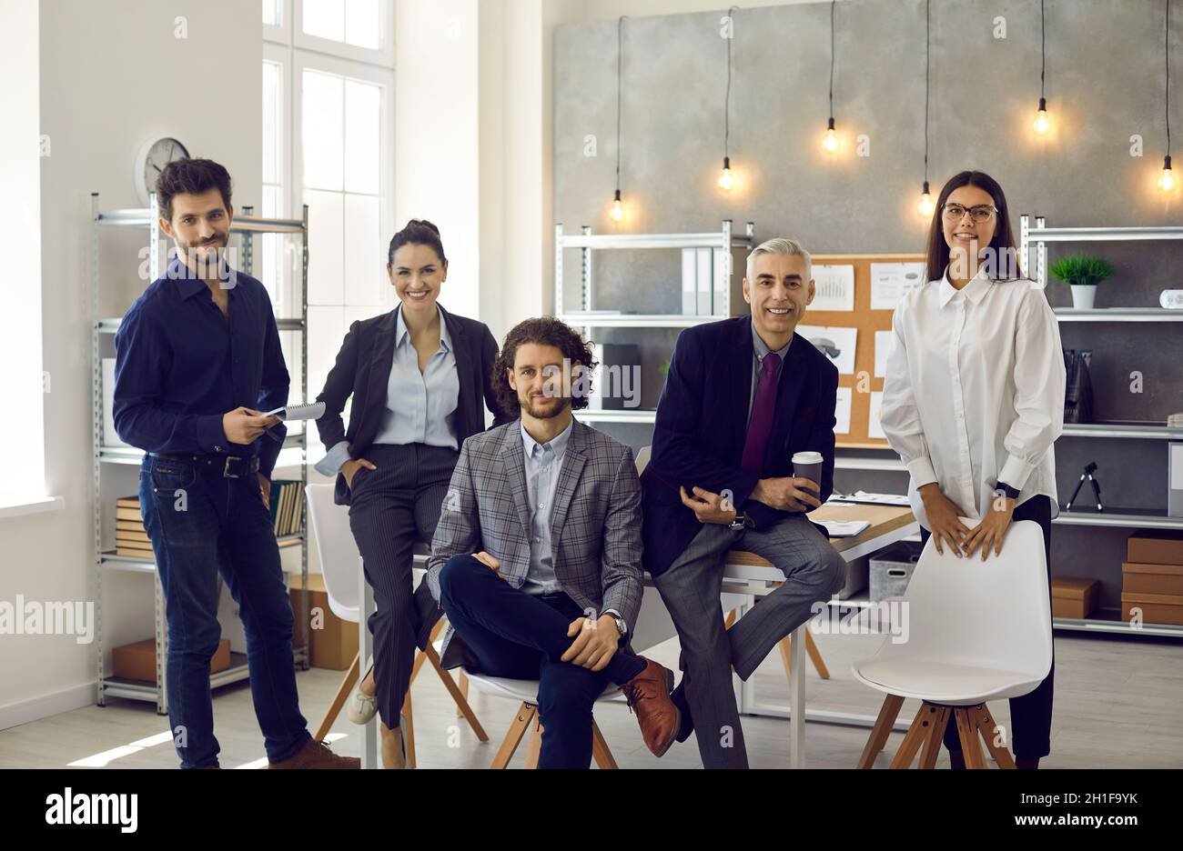 Eine Gruppe erfolgreicher Geschäftsteams im Alter von Senioren und jungen Jahren in einem modernen minimalistischen Büro Stockfoto