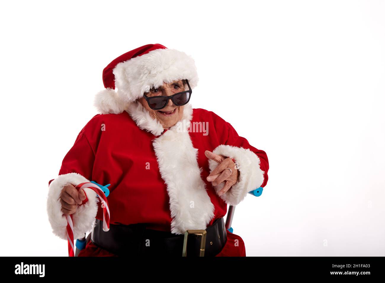 Nahaufnahme einer weiblichen Nanogarierin als Weihnachtsmann mit Sonnenbrille auf weißem Hintergrund. Stockfoto