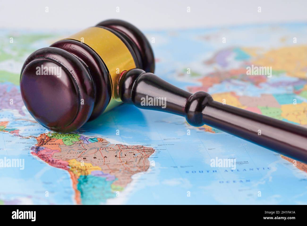 Bangkok, Thailand - 10. Januar 2020 Gavel für Richteranwalt auf der Weltkarte. Gesetz und Gericht Konzept. Stockfoto