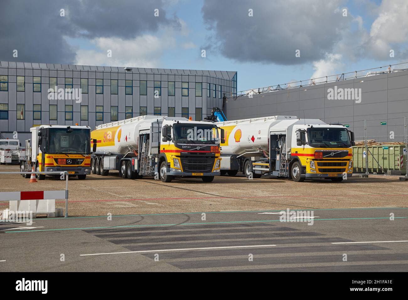 FLUGHAFEN ROTTERDAM, NIEDERLANDE - UM 2019: Große Tankwagen, die an einem Flughafen geparkt sind, Shell-Branding. Fliegen verbrennt große Mengen fossiler Brennstoffe, Schild Stockfoto