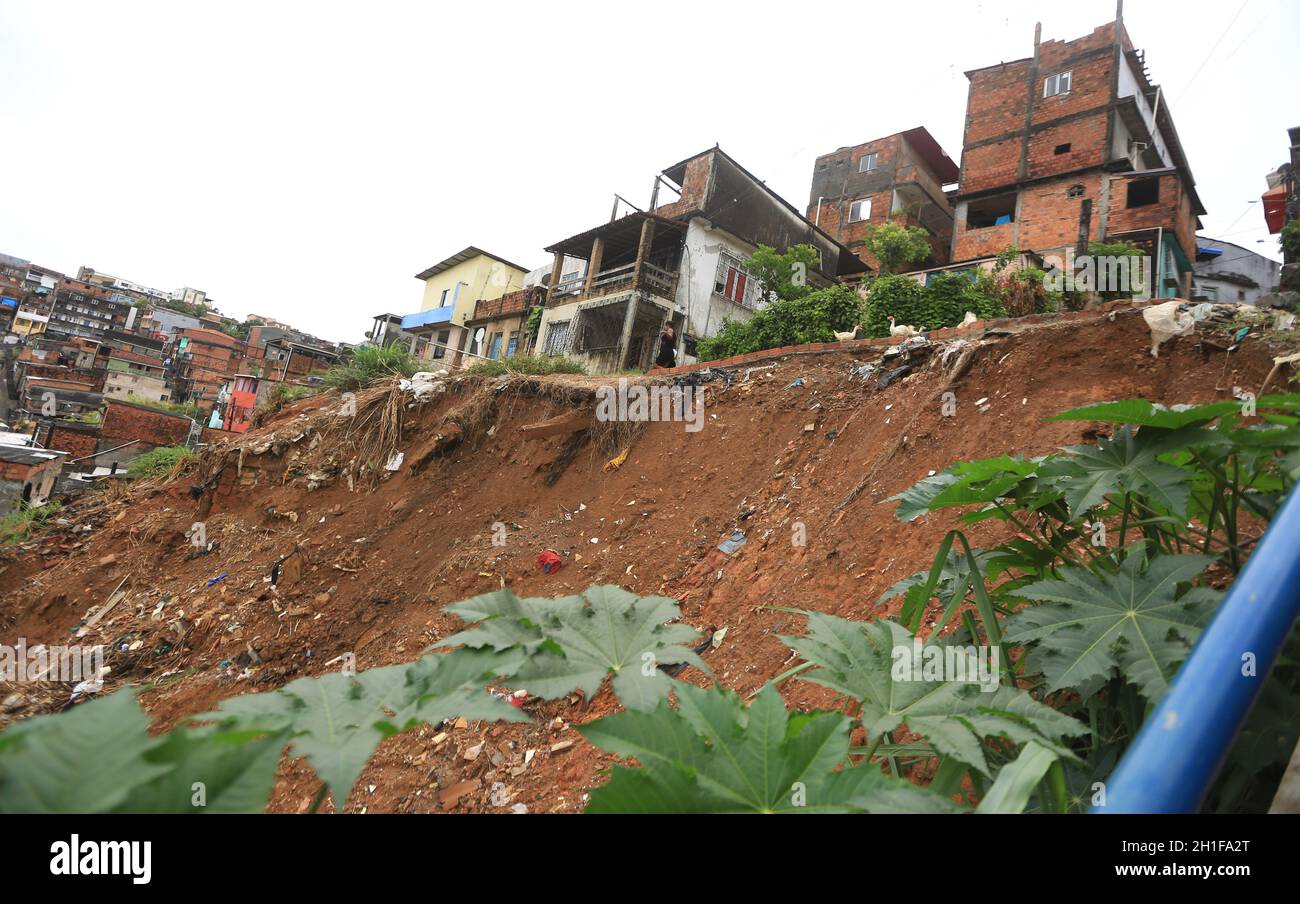 salvador, bahia / brasilien - 6. januar 2016: Person beobachtet Hanglage in der Nähe der Stadt Baixa do Fiscal in der Stadt Salvador. *** Lokale Bildunterschrift Stockfoto