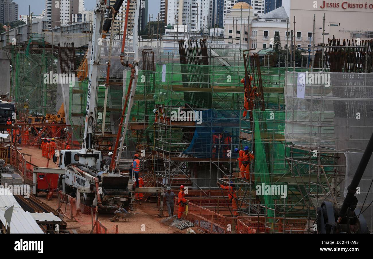 salvador, bahia / brasilien - 31. august 2015: Arbeiter beim Bau der Linie 2 der Salvador U-Bahn. *** Ortsüberschrift *** . Stockfoto