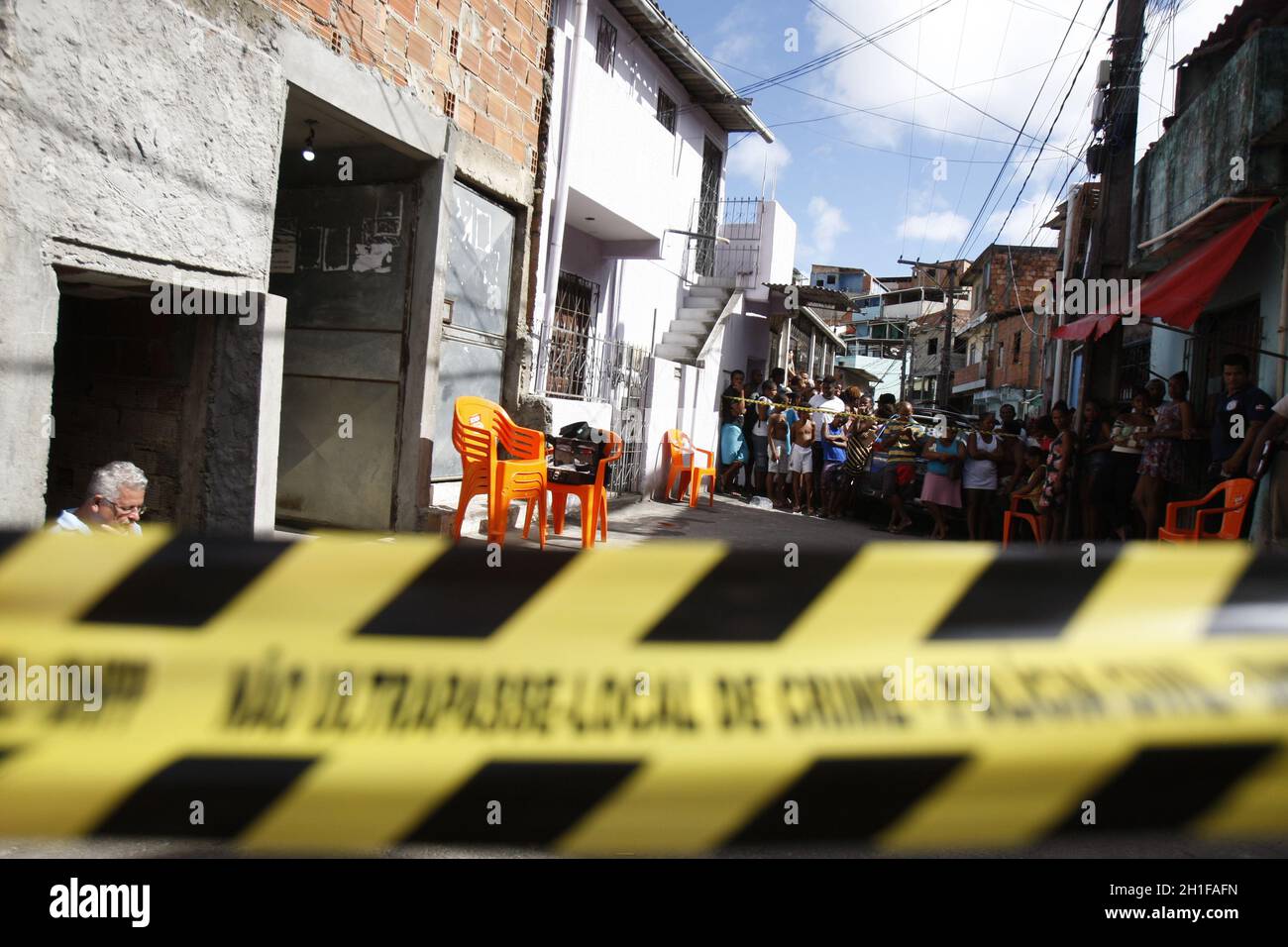 salvador, bahia / brasilien - 27. juni 2016: Zivilpolizisten werden in der Nähe des Leichnams eines Mannes gesehen, der von mehreren Schüssen in der Nähe der Fonte do Capim com angeschossen wurde Stockfoto