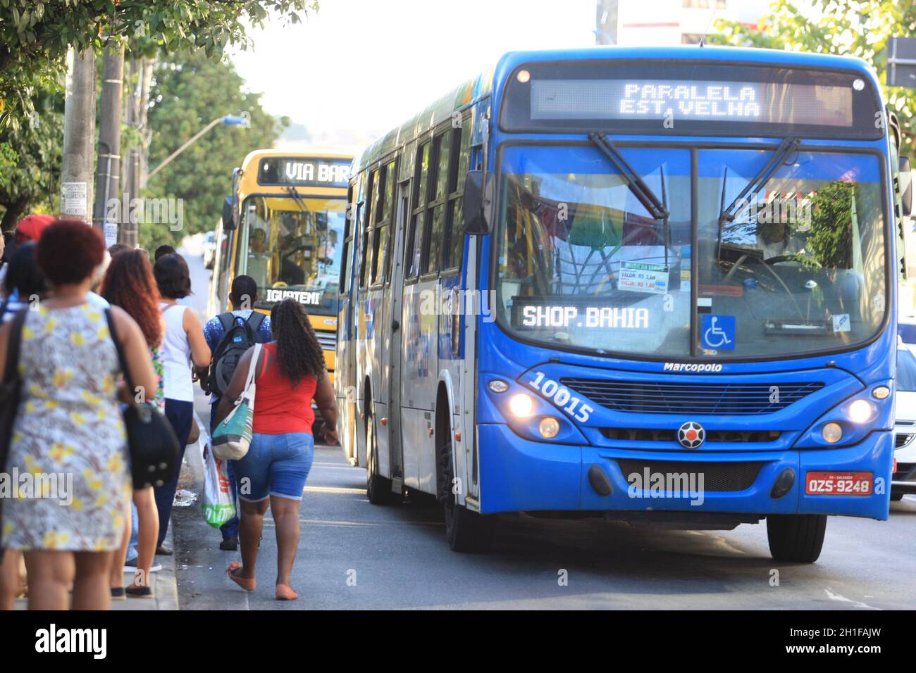 salvador, bahia / brasilien - 26. januar 2017: An einer Bushaltestelle an der Avenida Tancredo Neves in der Stadt wartet eine Person auf die öffentlichen Verkehrsmittel Stockfoto