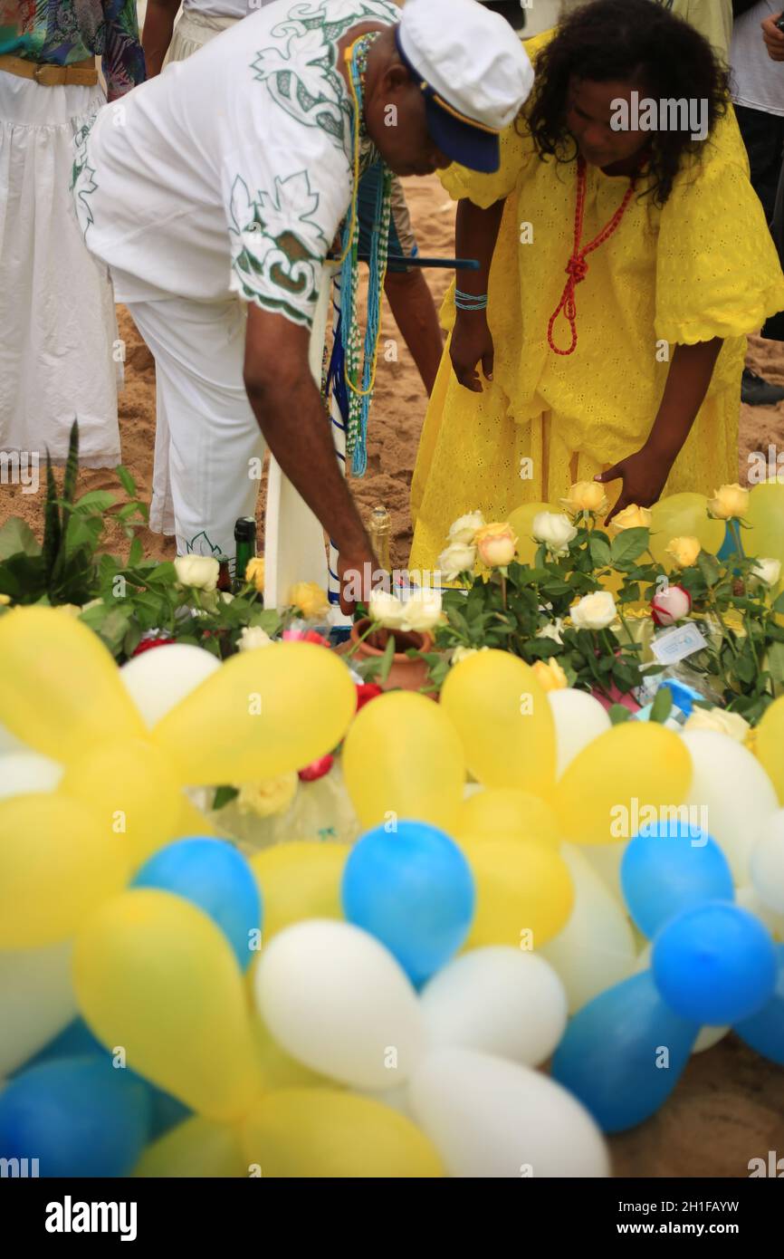 salvador, bahia / brasilien - 2. februar 2017: Candomble-Anhänger und -Unterstützer begrüßen die Yemanja orixa während eines Festans im Nachbarschaftshaus Rio Vermelho Stockfoto