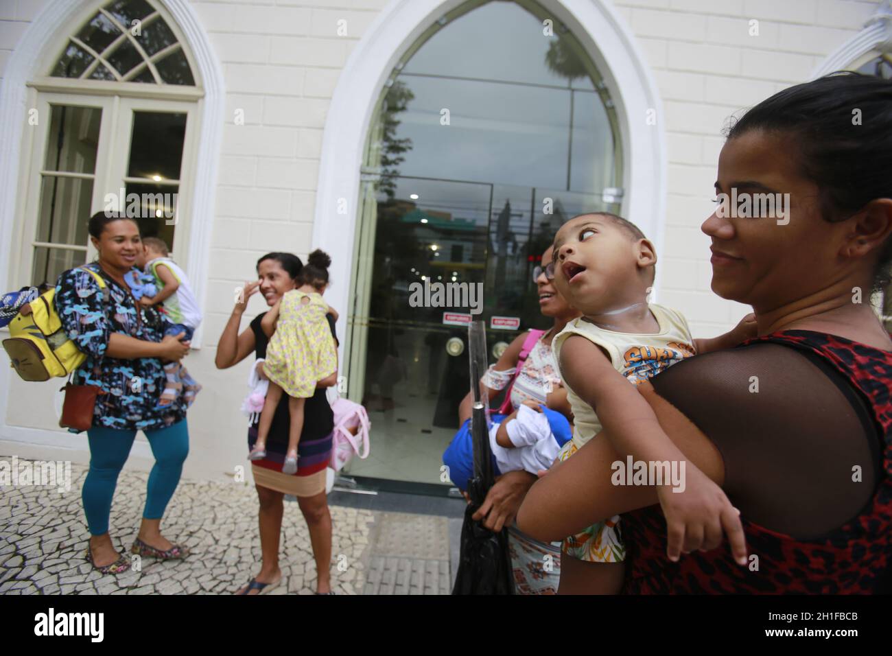 salvador, bahia / brasilien - 17. april 2018: Kinder mit Mikrozephalismus werden bei der Staatsanwaltschaft in Salvador vor Gericht gestellt. Der Dise Stockfoto