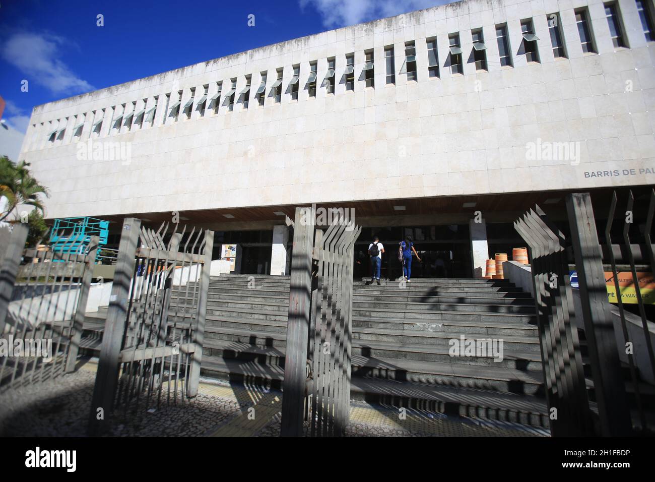 salvador, bahia / brasilien - 19. märz 2018: Fassade der Zentralbibliothek in der Nachbarschaft von Barris in Salvador. *** Ortsüberschrift *** Stockfoto