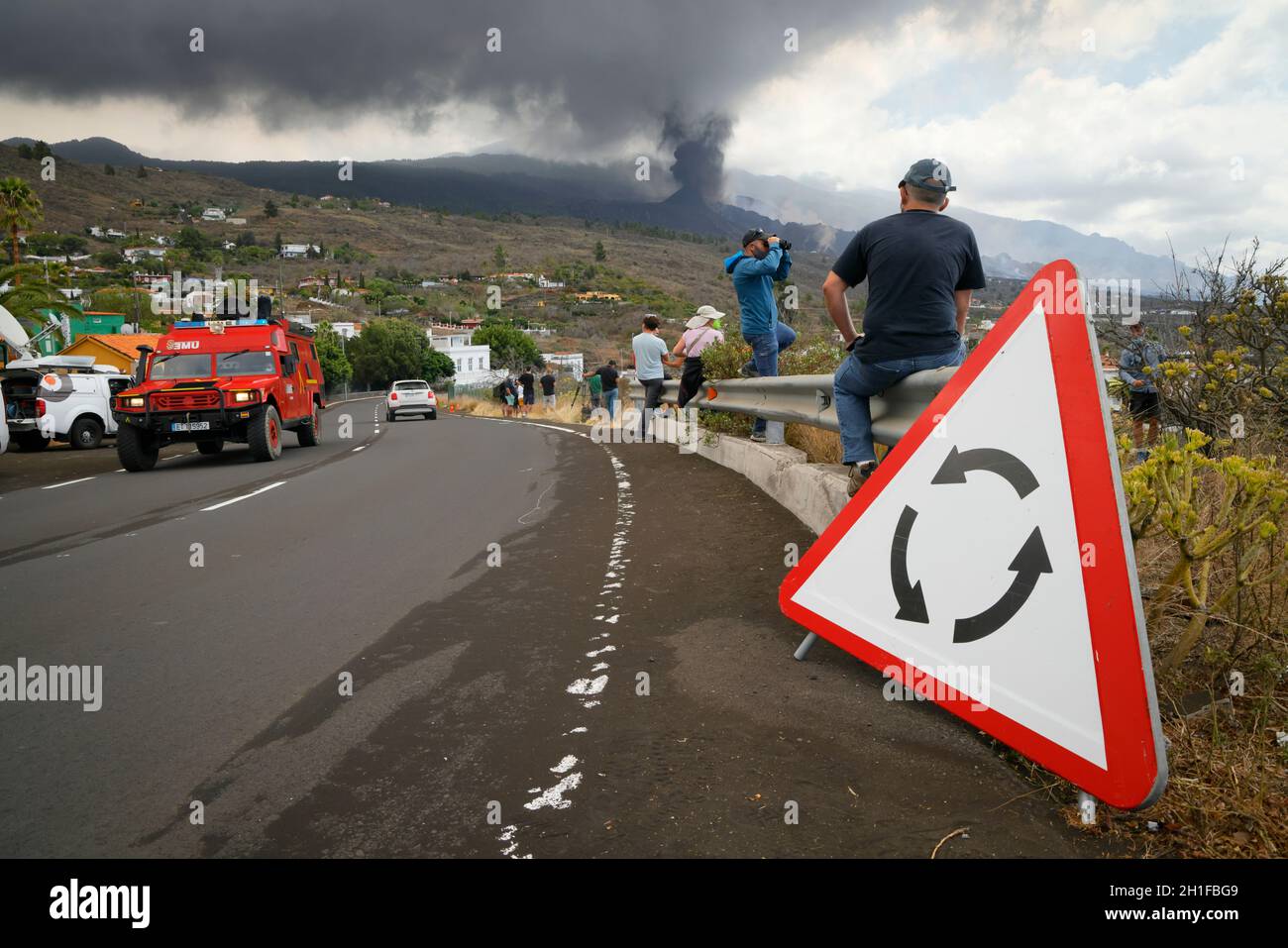 Einheimische und Touristen beobachten den Vulkan Cumbre Vieja, die Insel La Palma, die Kanarischen Inseln, Spanien, September Stockfoto