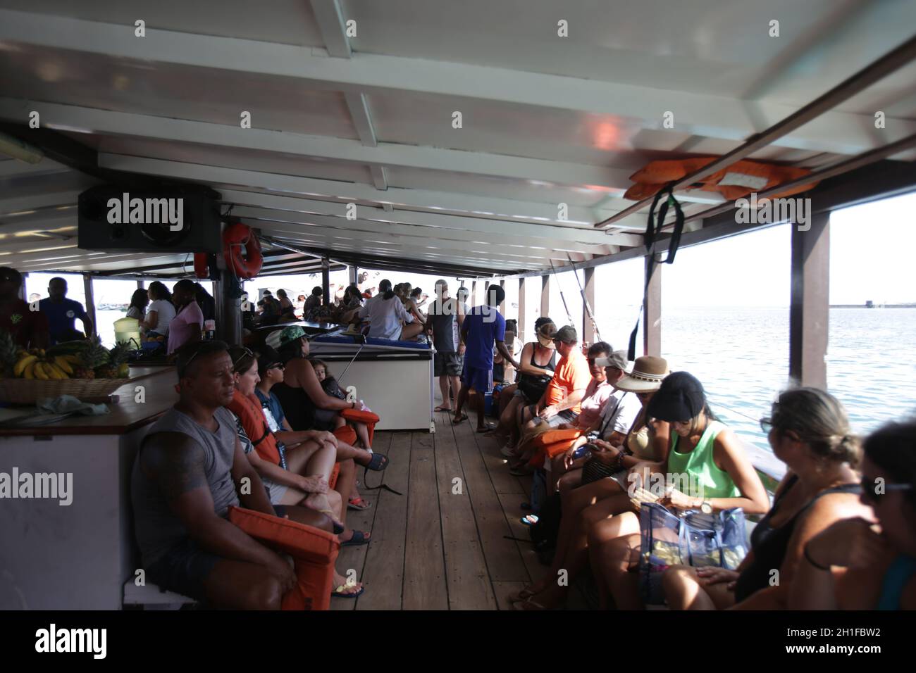 salvador, bahia / brasilien - 31. januar 2018:Touristen fahren auf der Insel Itaparica durch die Insel Frades und den Strand Ponta de Areia. *** L Stockfoto