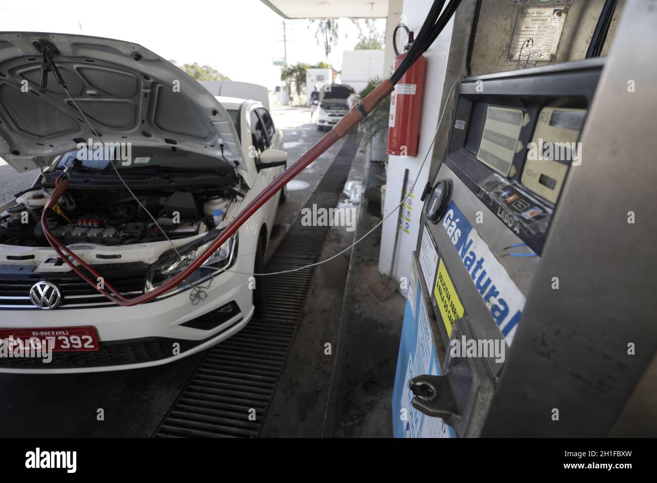 camacari, bahia / brasilien - 22. november 2018: Fahrzeug wird beim Befüllen mit Erdgas (CNG) an einer Tankstelle in der Gemeinde gesehen Stockfoto