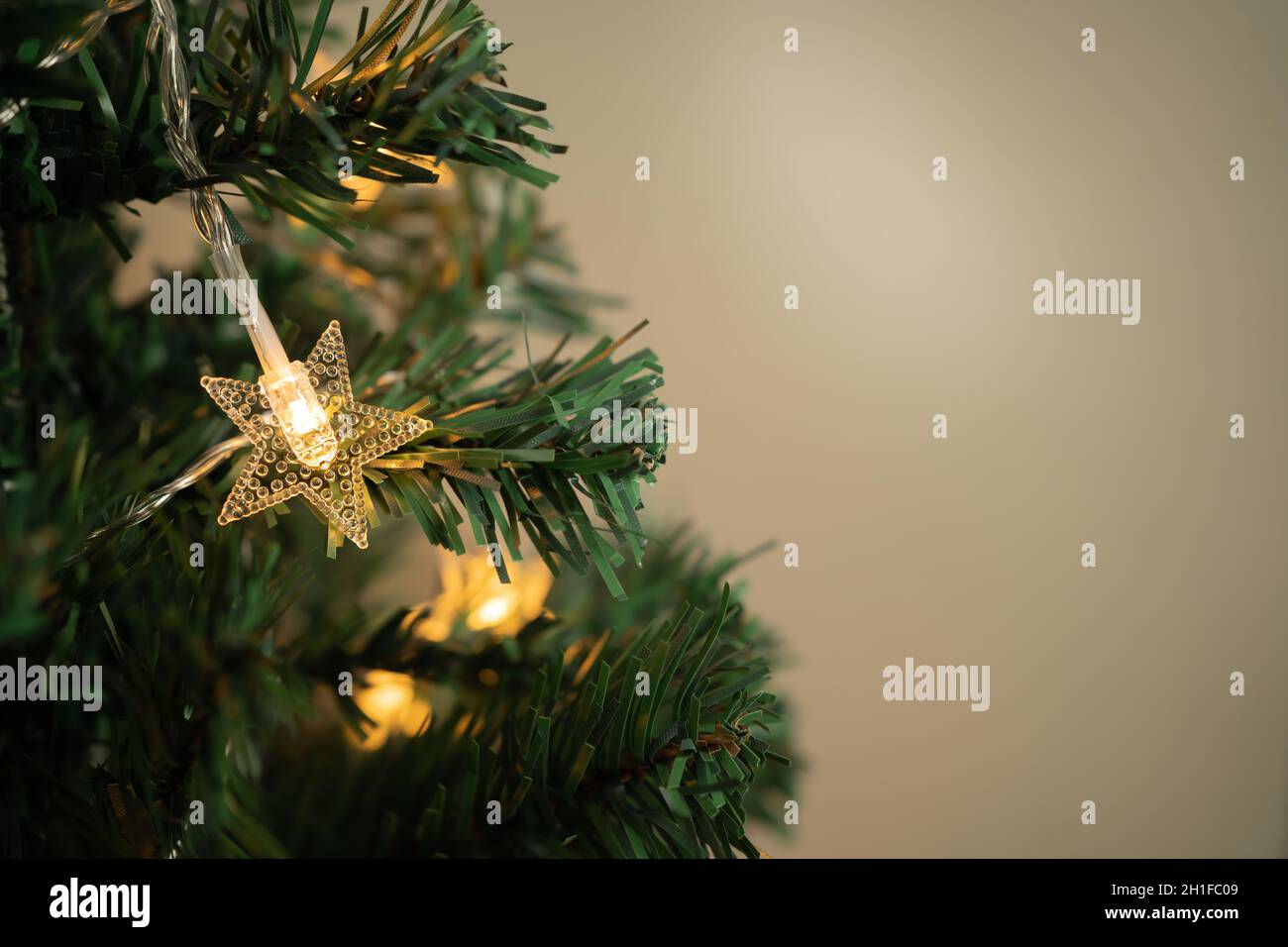 Weihnachtsbaum mit sternförmigen Lichtern Stockfoto
