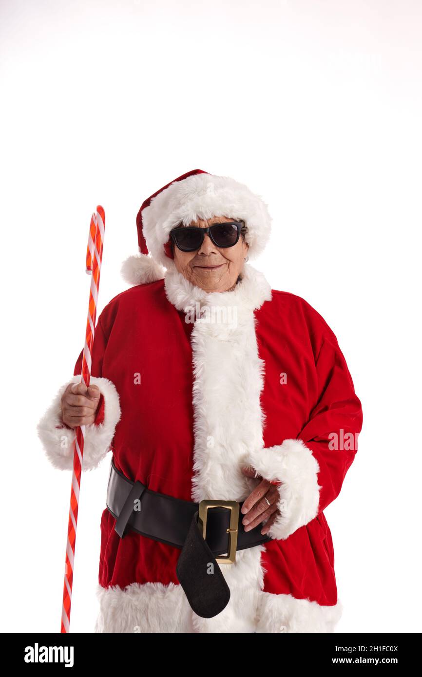 Eine alte Dame, die als Weihnachtsmann gekleidet ist, mit einer Sonnenbrille auf weißem Hintergrund Stockfoto
