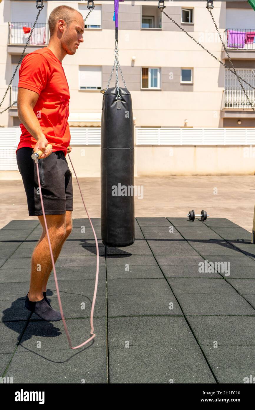 Seilspringen. Junger Sportler, der im Freien trainiert und trainiert. Sport, Fitness, Street Workout Konzept. Stockfoto