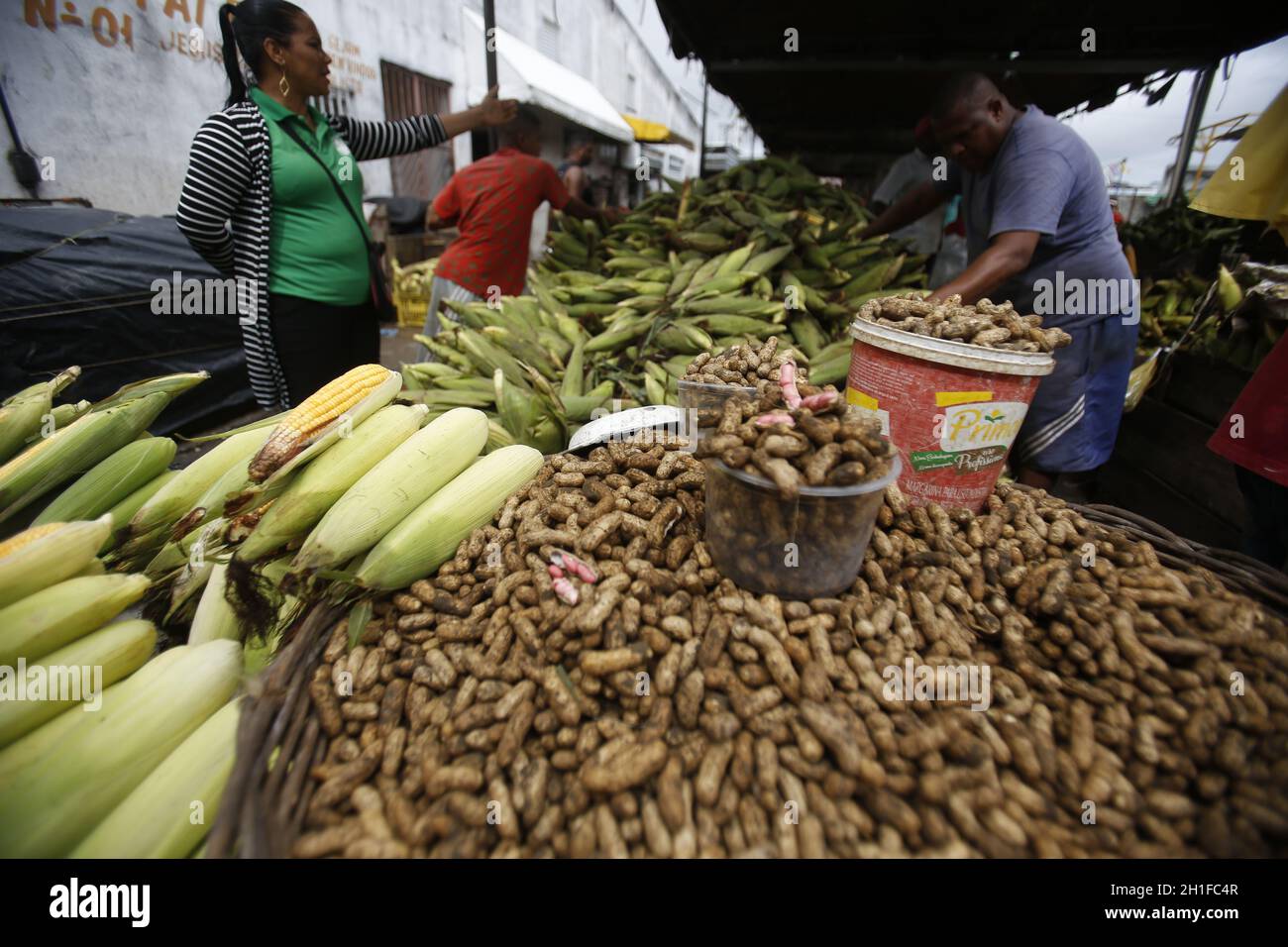 salvador, bahia / brasilien - 17. Juni 2019: Erdnüsse zum Verkauf in Feira de Sao Joaquim in der Stadt salvador. *** Ortsüberschrift *** Stockfoto