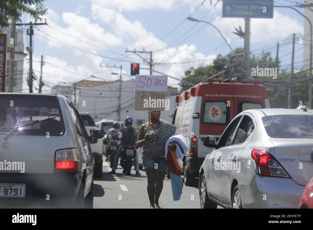 salvador, bahia / brasilien - 30. Mai 2019: In Salvador sieht man die Frau beim Wachen in Wache. *** Ortsüberschrift *** Stockfoto