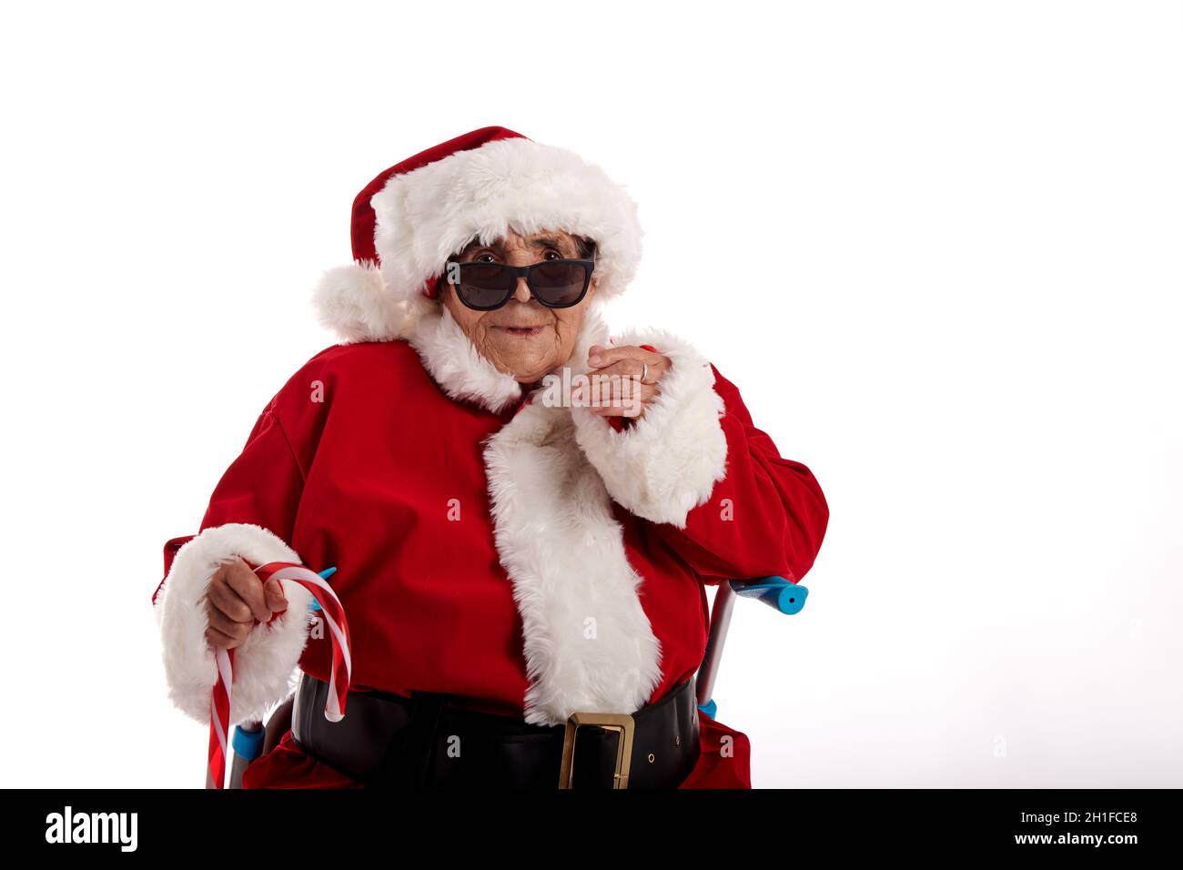 Nahaufnahme einer Nanogenerationären, die als Weihnachtsmann in Sonnenbrillen gekleidet ist und auf die Kamera blickt. Stockfoto