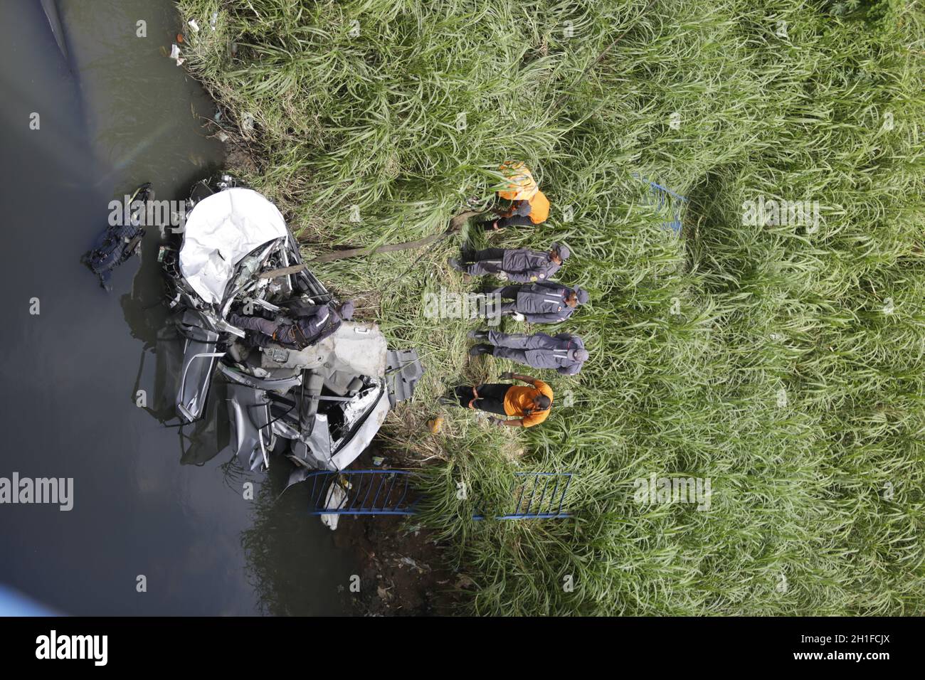salvador, bahia / brasilien - 25. juli 2019: Feuerwehrleute retten Fahrzeug, das im Strom am Parallel Iguatemi Link abgestürzt ist. Der Fahrer starb durch den Unfall Stockfoto