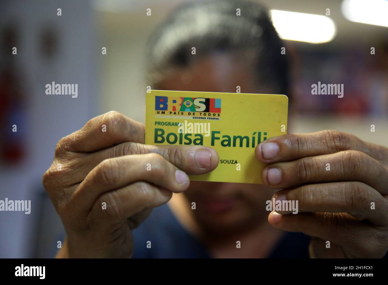 salvador, bahia / brasilien - 11. august 2017: Die Familienzuweisungskarte gilt als Nutzer des Sozialleistes der brasilianischen Bundesregierung Stockfoto