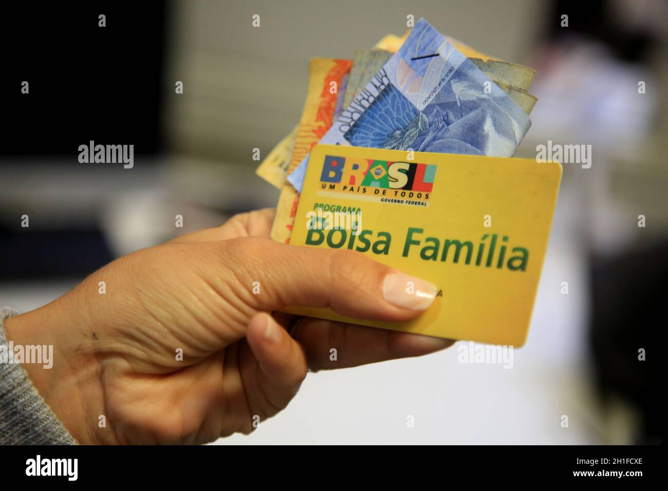 salvador, bahia / brasilien - 11. august 2017: Die Familienzuweisungskarte gilt als Nutzer des Sozialleistes der brasilianischen Bundesregierung Stockfoto