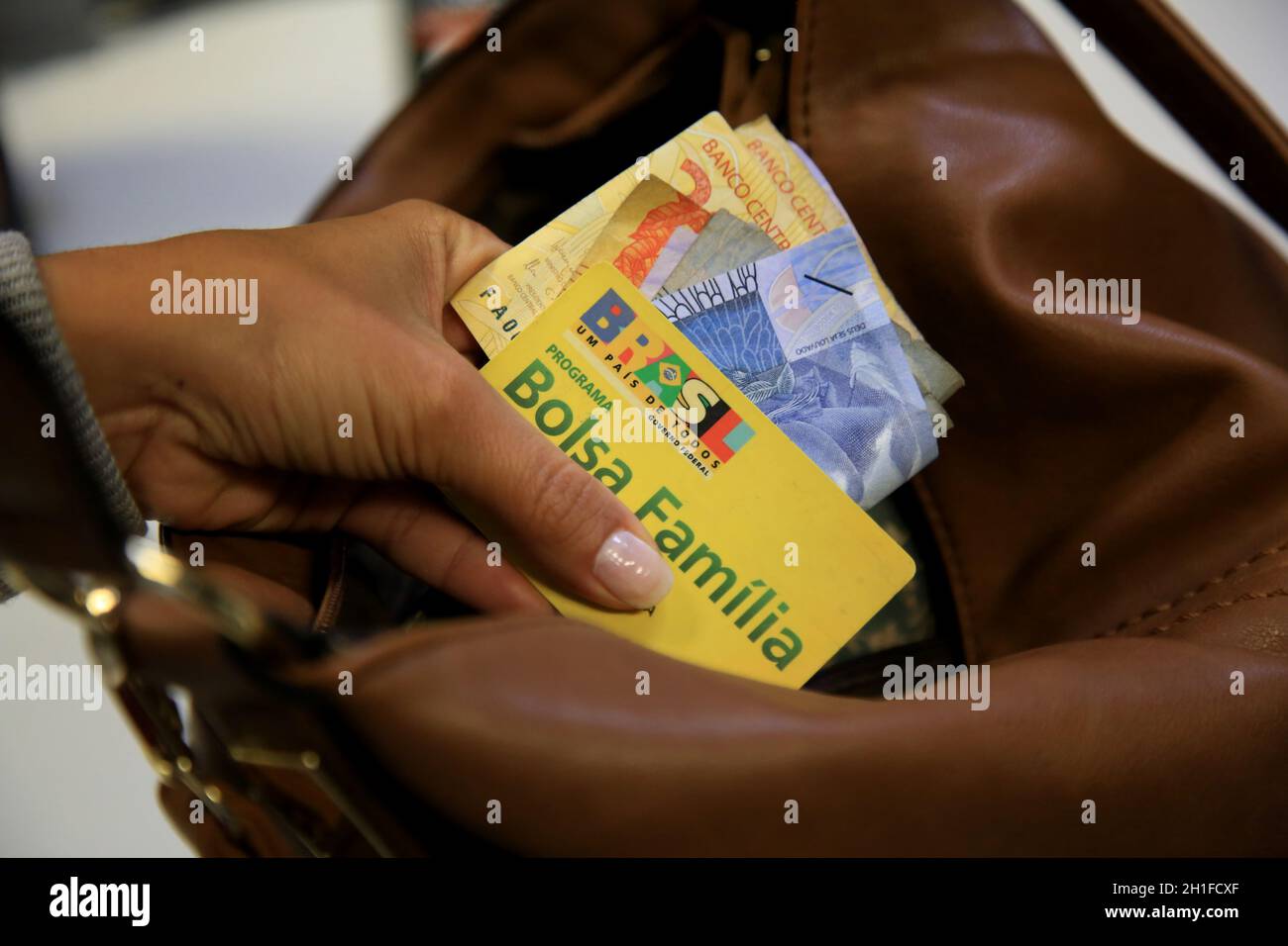 salvador, bahia / brasilien - 11. august 2017: Die Familienzuweisungskarte gilt als Nutzer des Sozialleistes der brasilianischen Bundesregierung Stockfoto