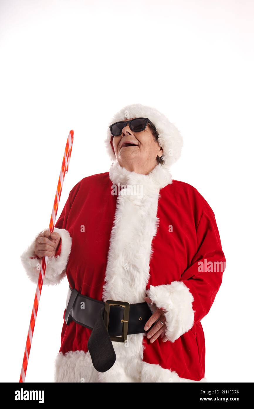 Ein Nonagenist in einem Weihnachtsmann-Kostüm mit weißem Hintergrund, der nach oben schaut. Stockfoto