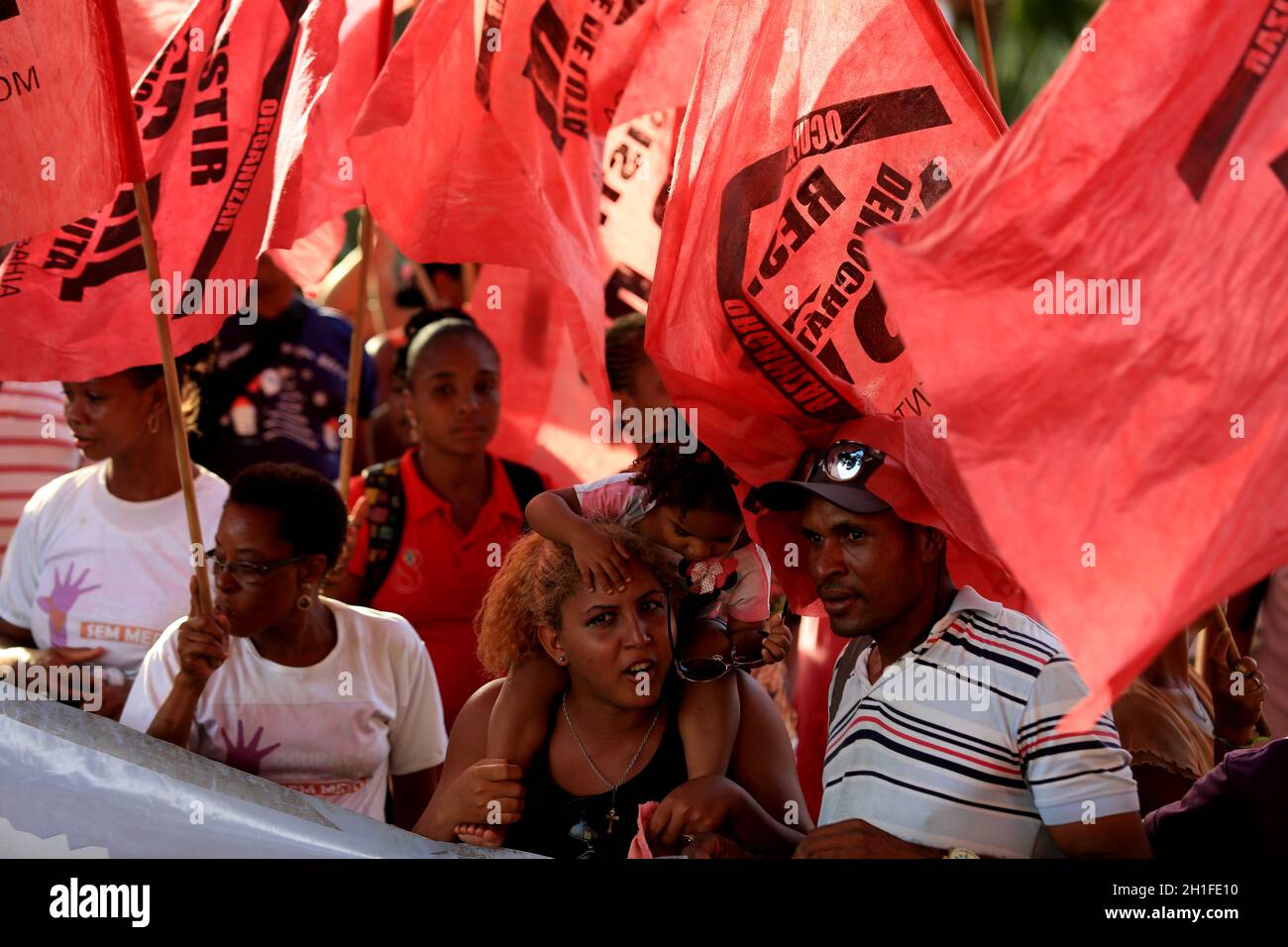 salvador, bahia / brasilien - 25. januar 2016: Mitglieder der Obdachlosenbewegung werden während eines Antrags auf Mittel für ein populäres Wohnprogramm im c Stockfoto