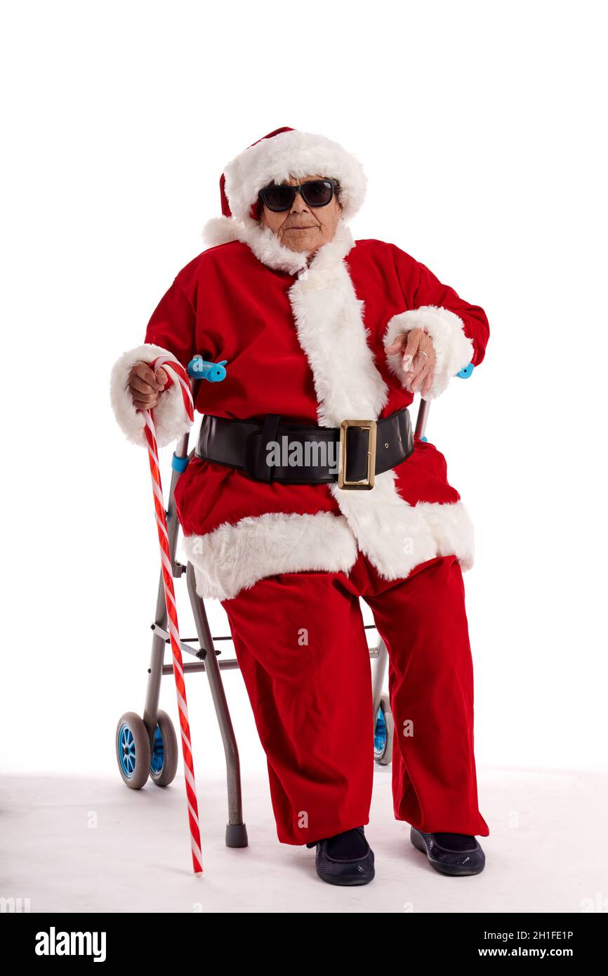 Ein Nonagenist in einem Weihnachtsmann-Kostüm, der auf einem Wagen sitzt Stockfoto