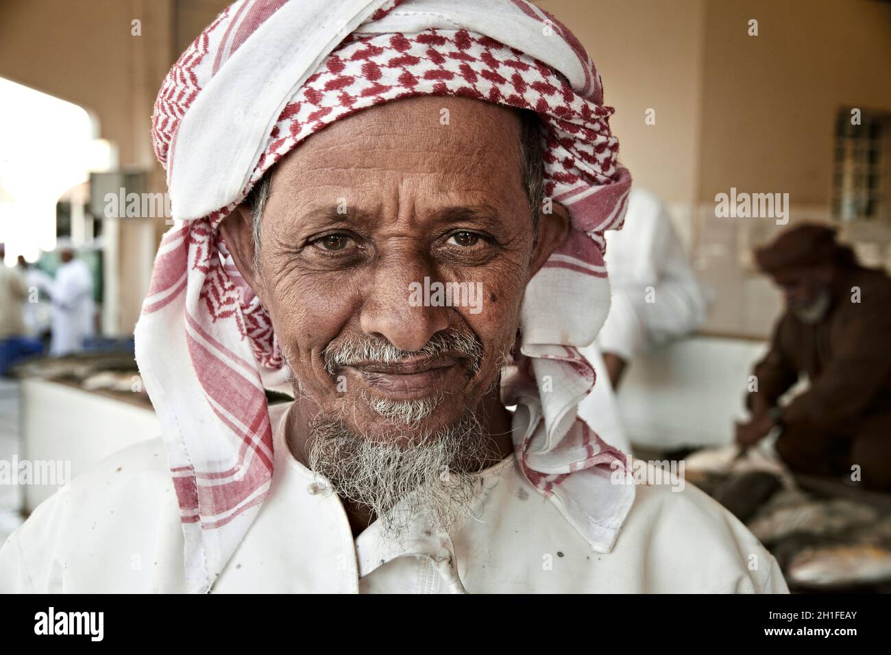 Porträt eines alten Omanische Mann im traditionellen omanischen Kleidung Stockfoto