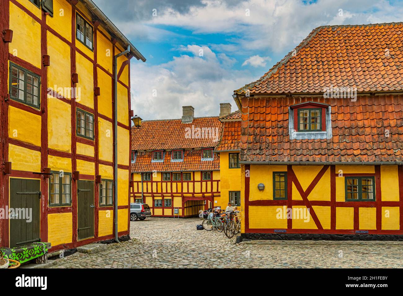 Traditionelle Fachwerkhäuser und gelbe alte Häuser im historischen Zentrum, in der Nähe des Hafens, der Stadt Kerteminde. Kerteminde, Dänemark Stockfoto