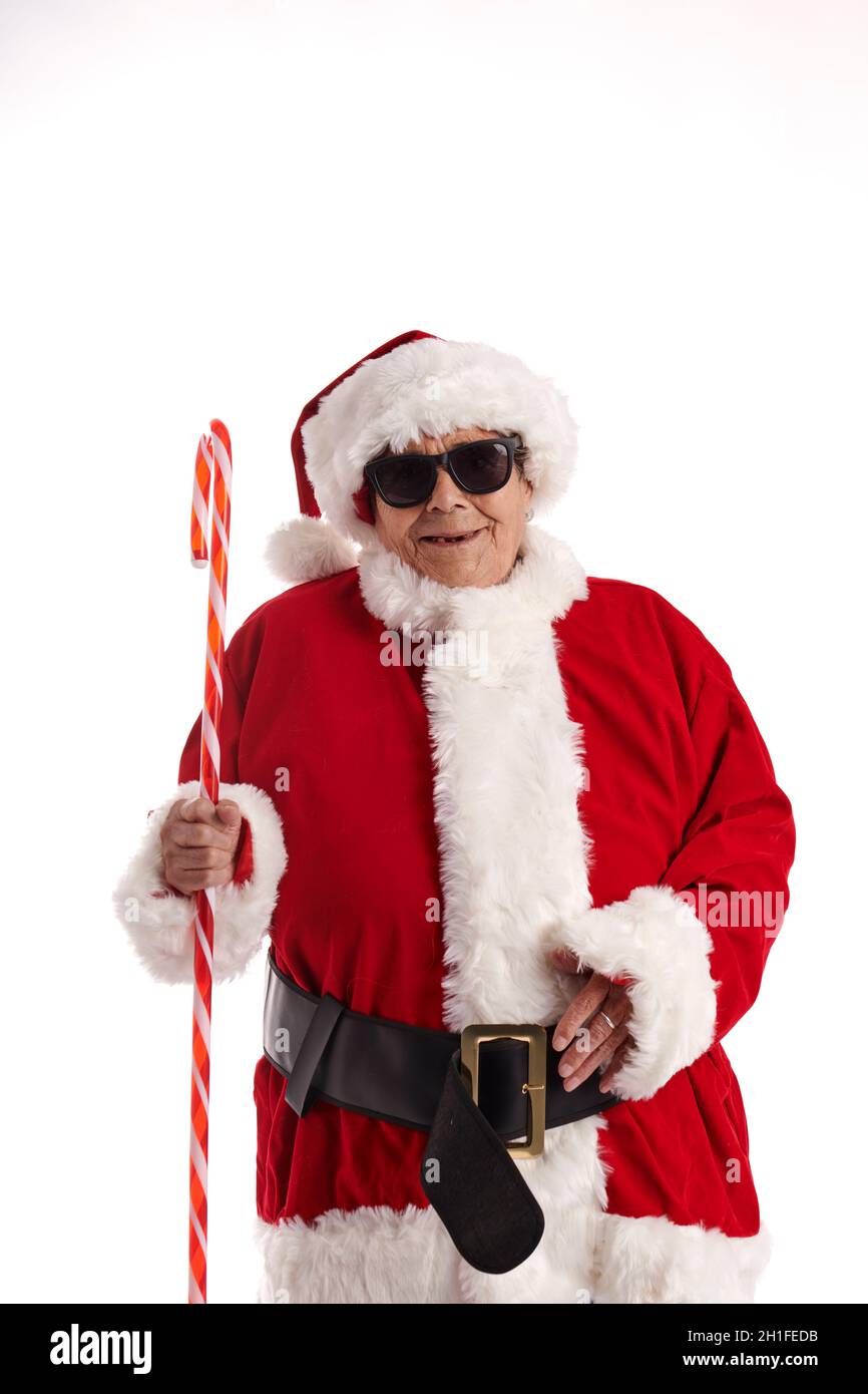 Eine alte Dame, die als Weihnachtsmann gekleidet ist und eine Sonnenbrille trägt Stockfoto