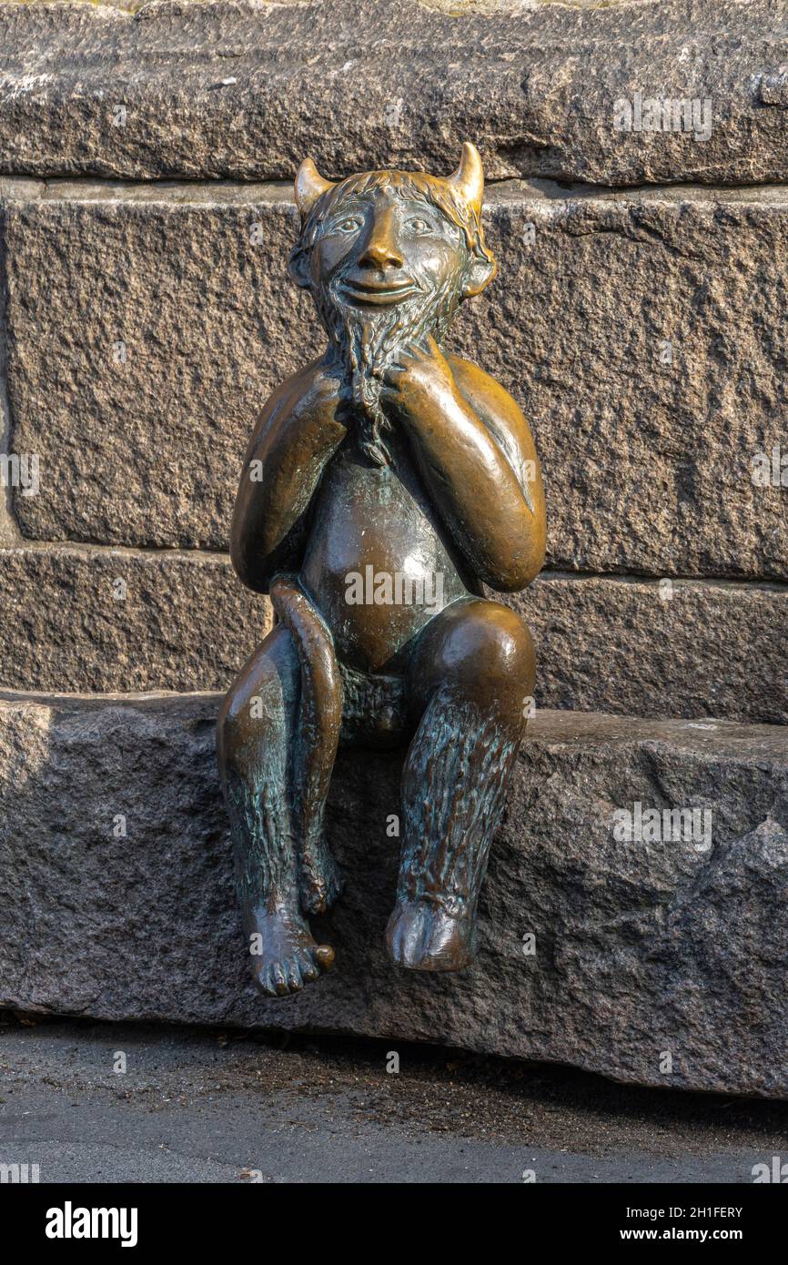 Bronzestatue des Teufels, in Erinnerung an die Legende, die ihn mit dem Bau der Kirche Santa Maria in Lübeck verbindet. Lübeck, Deutschland Stockfoto