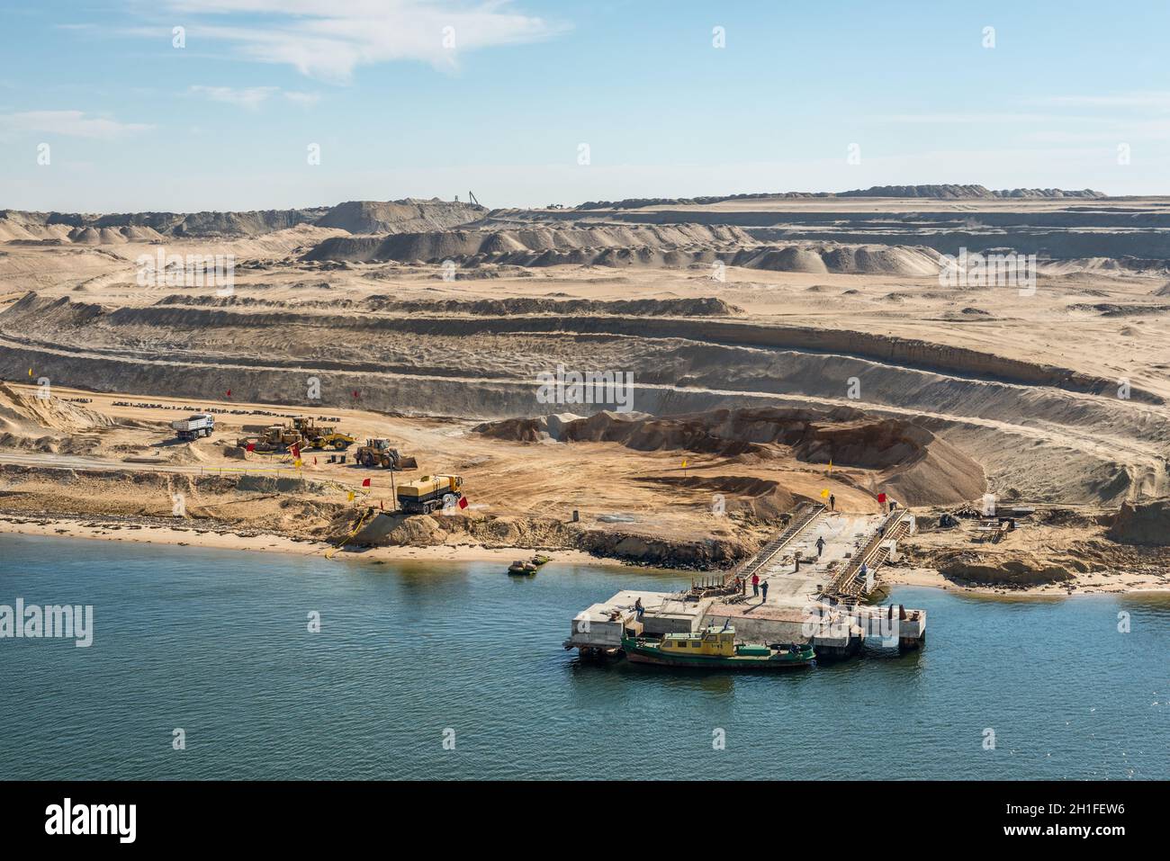 Ismailia, Ägypten - November 5, 2017: Bau der Pier am Ufer des Suezkanals in Ägypten. Stockfoto