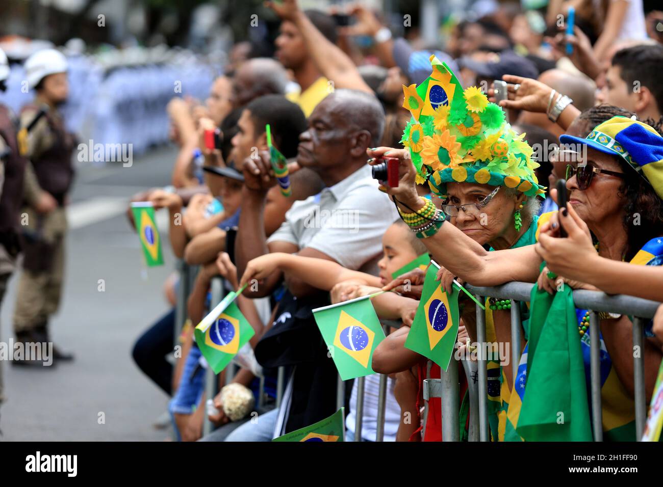 salvador, bahia / brasilien - 7. september 2016: Bevölkerung begleitet die Civic-Military Parade zum Datum der Unabhängigkeit Brasiliens in Salvador. *** Stockfoto