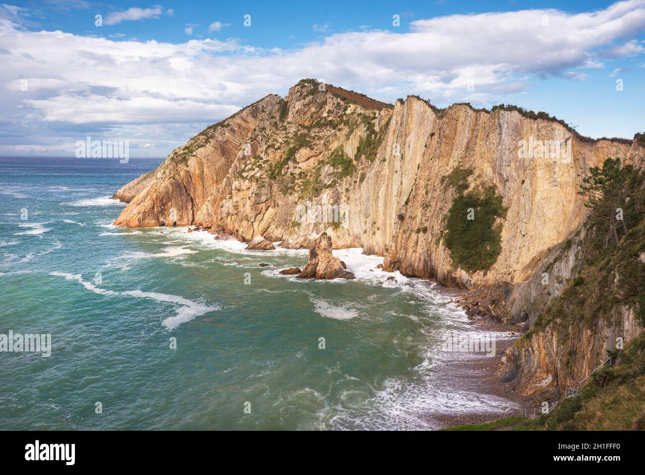 Bucht und Felsen in El silenio Strand, Oviedo, Asturien, Spanien. Stockfoto