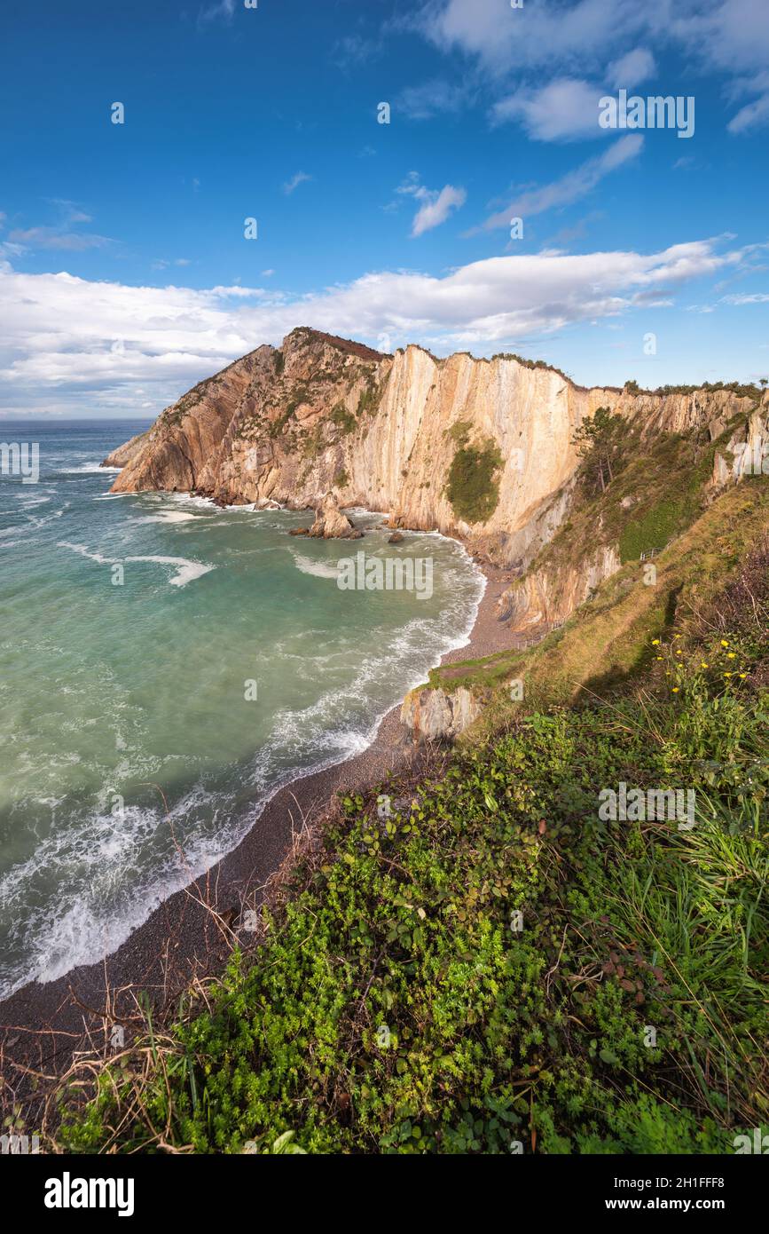 Bucht und Felsen in El silenio Strand, Oviedo, Asturien, Spanien. Stockfoto