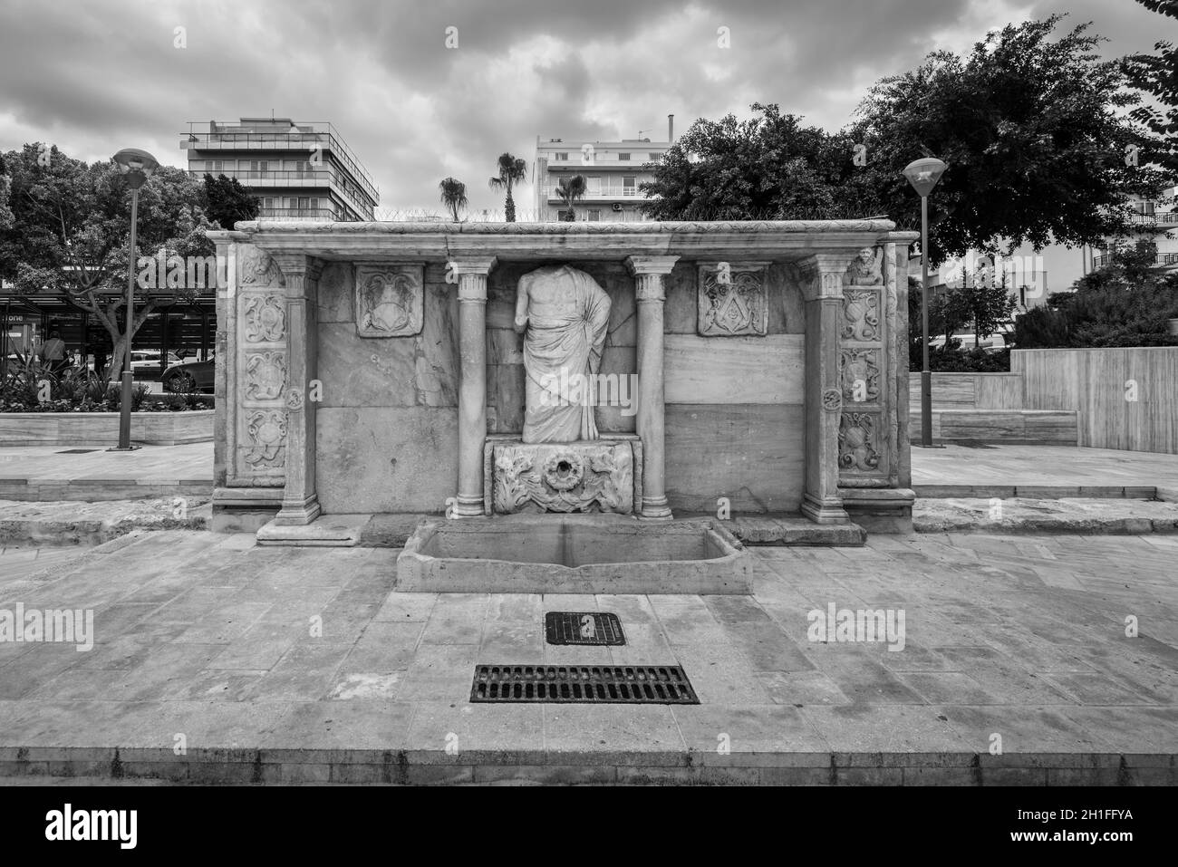 Heraklion, Kreta, Griechenland - 2 November, 2019: Stein alten Venezianischen Bembo Brunnen in dem Kornarou Square, Heraklion, Kreta, Griechenland. Antike sculpt Stockfoto