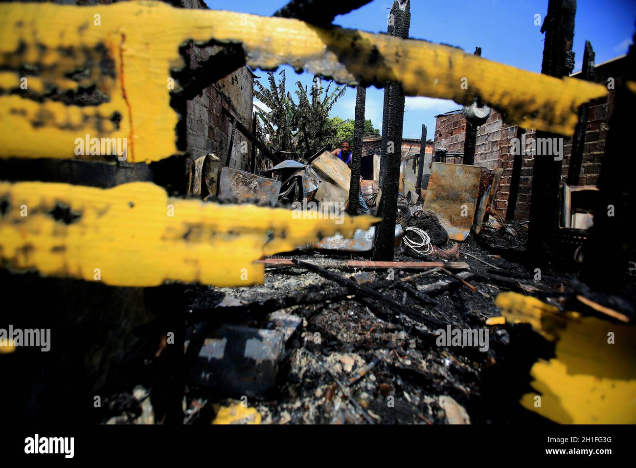 salvador, bahia / brasilien - 22. oktober 2015: Blick auf Häuser, die von Drogenhändlern in der Stadt Cidade de Plástico in der Periperi ne niedergebrannt wurden Stockfoto