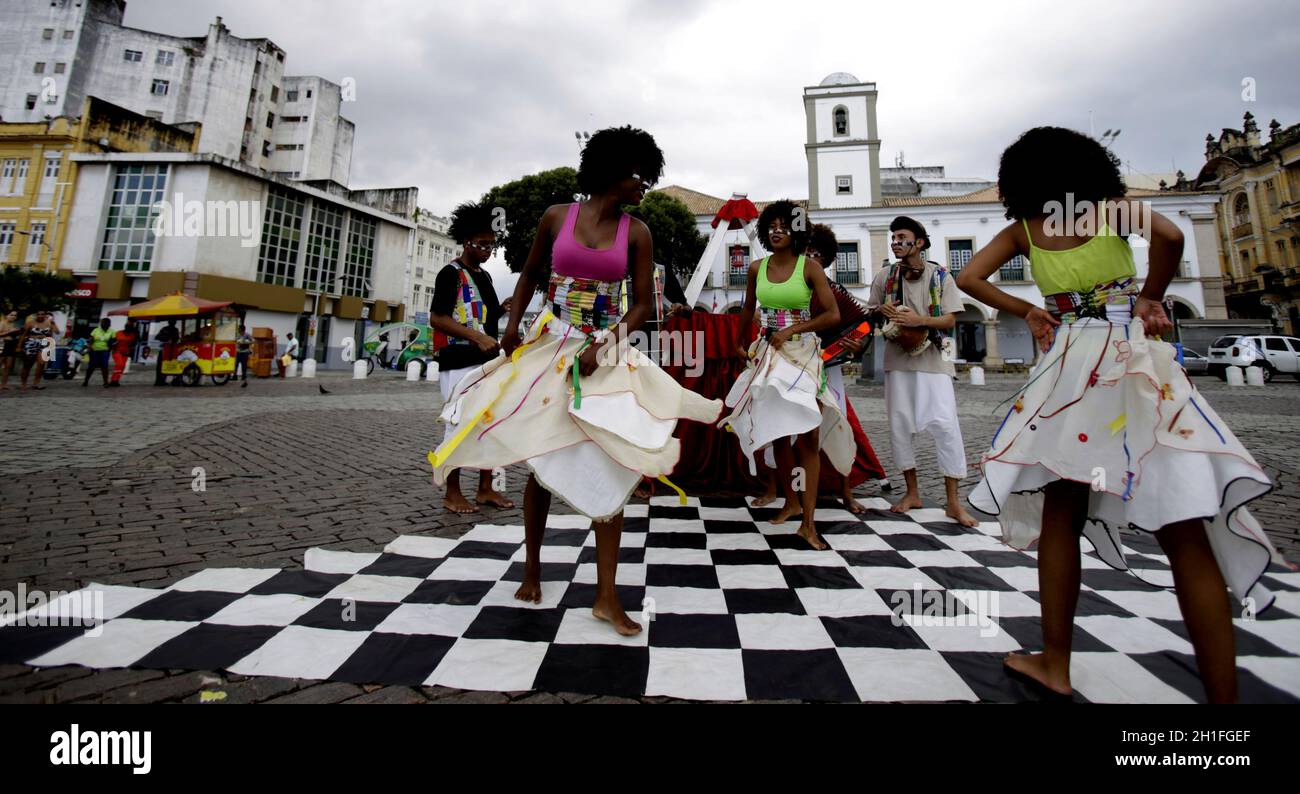 salvador, bahia / brasilien - 18. Mai 2019: Mitglieder der Theatralischen Revolution-Gruppe werden während einer Aufführung auf dem Thome de Sousa-Platz in der Stadt gesehen Stockfoto