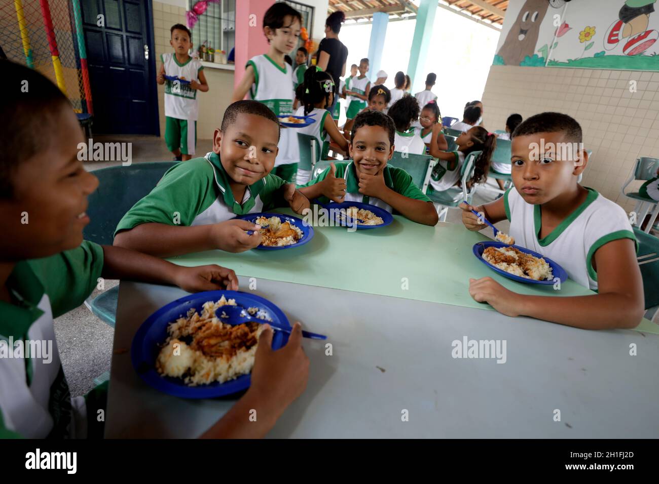 camacari, bahia / brasilien - 14. März 2019: Schüler der Zumbi dos Palmares Schule in der Gemeinde Camacari werden beim Essen mit Schoo gesehen Stockfoto