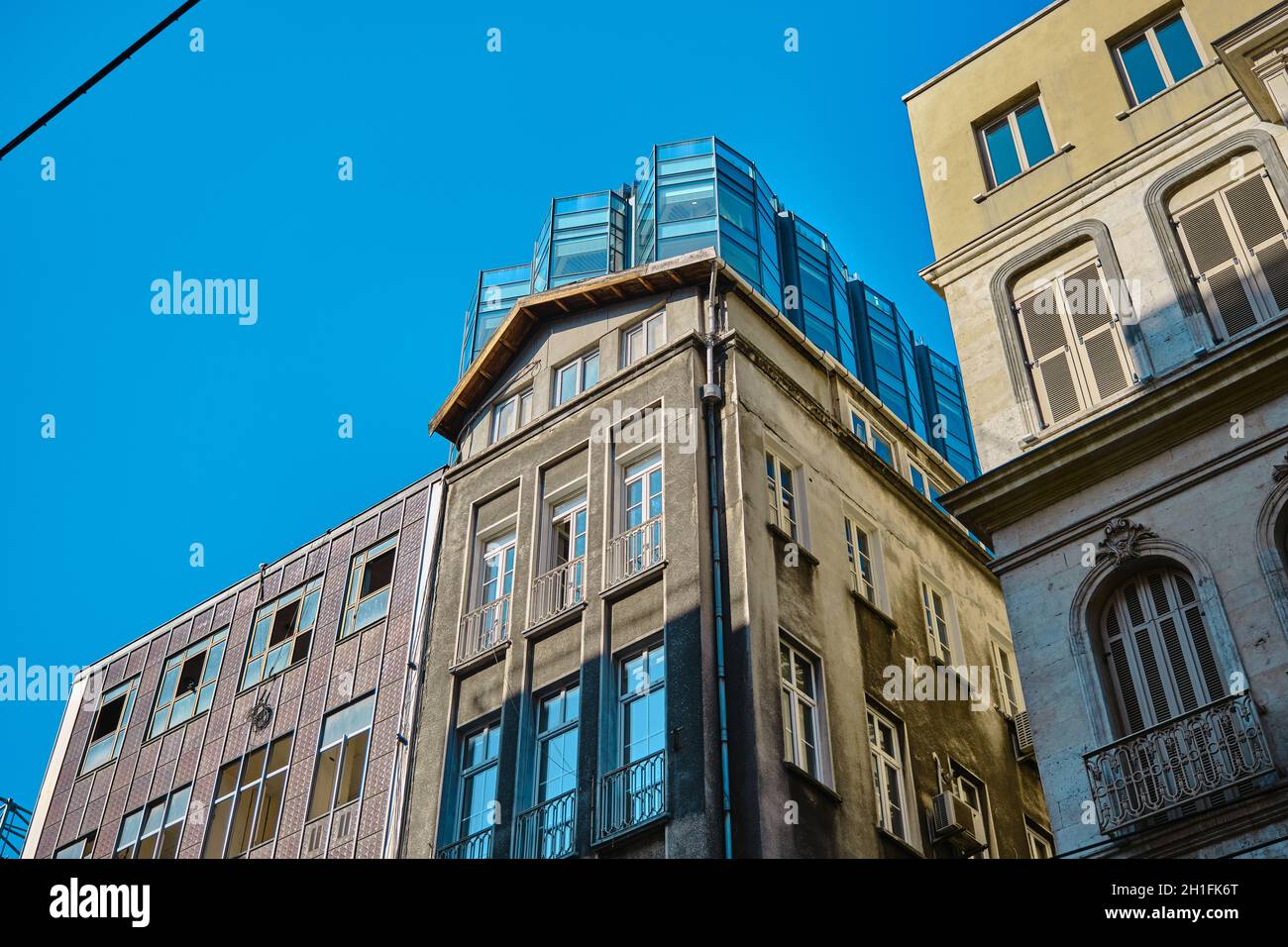 Ein Gebäude im alten Stil mit breitem Material aus Glas und moderner Struktur in istiklal Stockfoto