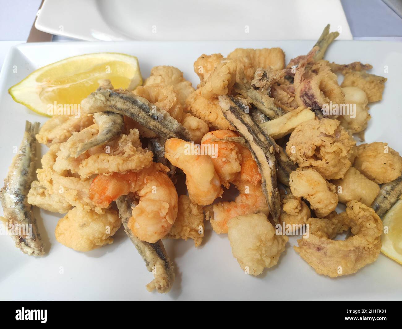 Köstlicher marinierter frittierter Fisch, typisch andalusisches Essen. Spanische Tapas mit Dogfish, Sardellen, Garnelen und Tintenfisch Stockfoto