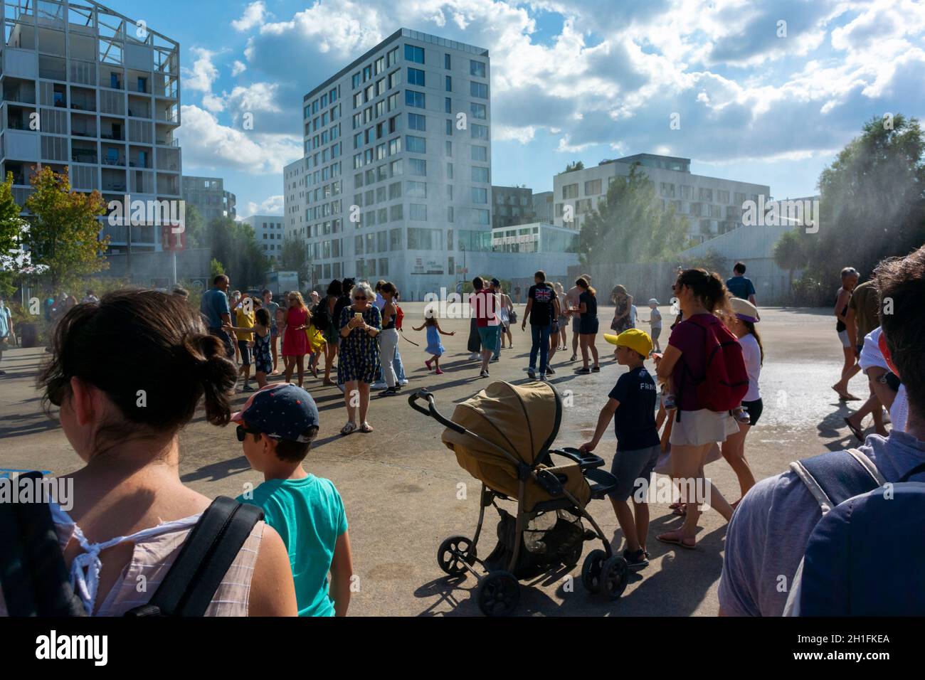 Nantes, Frankreich, viele Touristen, die die Straßenszene „Le Grand Éléphant - Les Machines de l'île“ genießen Stockfoto
