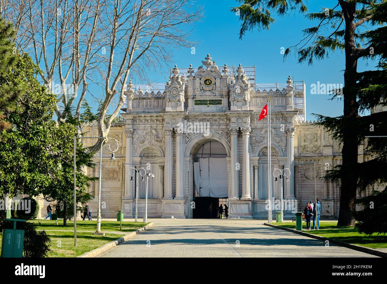 dolmabahce Palast, der durch das Osmanische Reich errichtet wurde, und das prächtige Eingangstor des Ottomanen Hockers Stockfoto