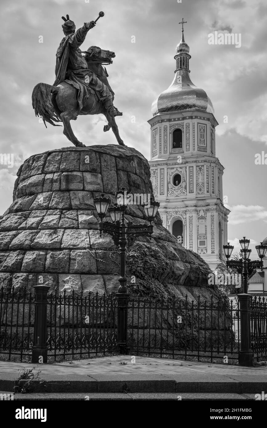 Kiew, Ukraine - 17. August 2013: Denkmal Hetman Bogdan Chmelnizkij und der Glockenturm von St. Sophia Kathedrale, Kiew, Ukraine. Schwarze und weiße Ph Stockfoto