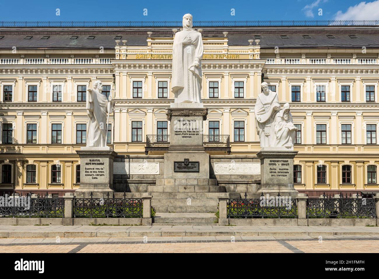 Kiew, Ukraine - August 18, 2013: Monument der Prinzessin Olga, Apostel Andreas, Cyrill und Methodius in Kyiv (Kiew), Ukraine. Stockfoto