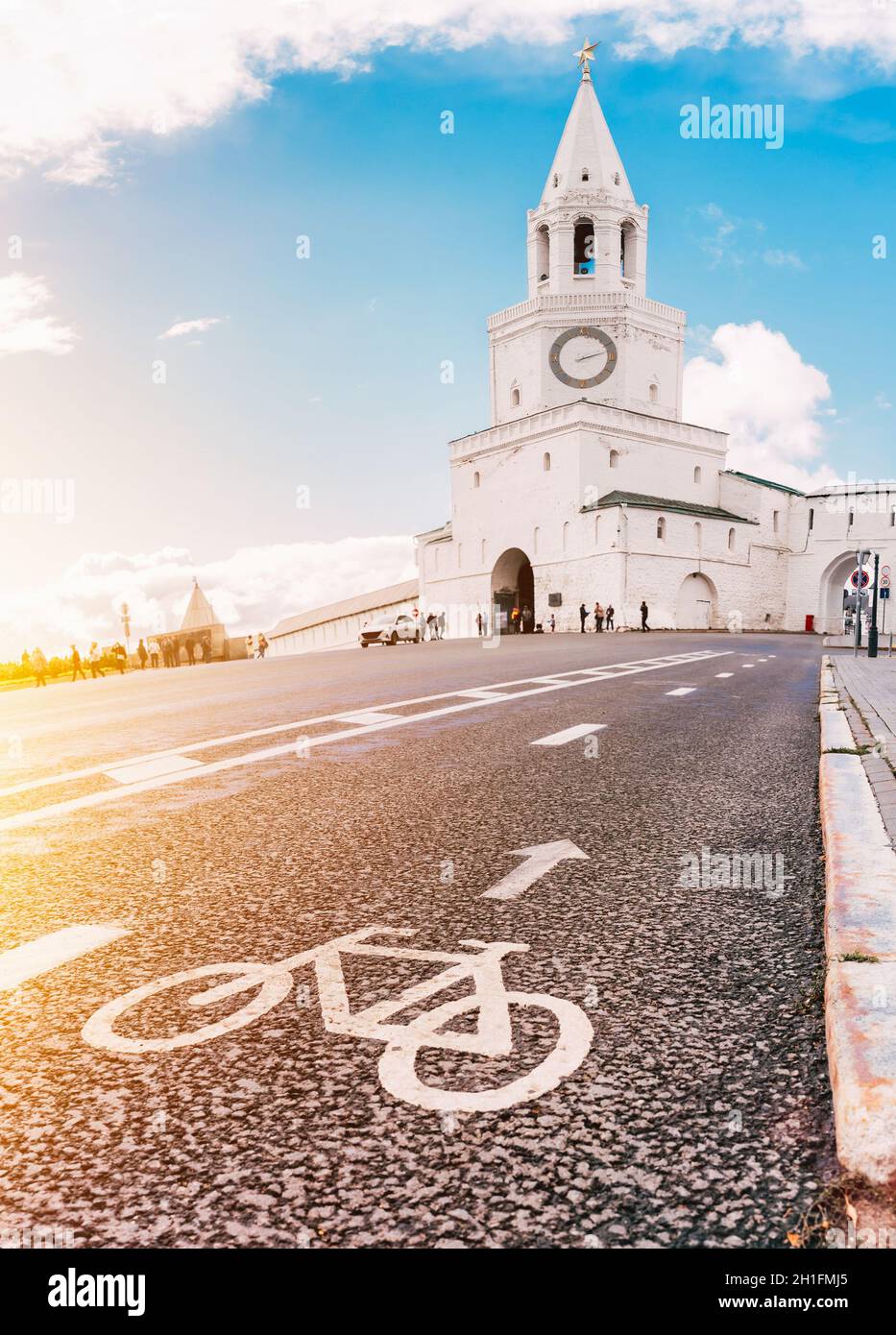 Spasskaya-Turm des Kasaner Kremls. Ein Fahrradweg in der Stadt. Das Konzept der Entwicklung des Fahrradverkehrs in Russland. Stockfoto