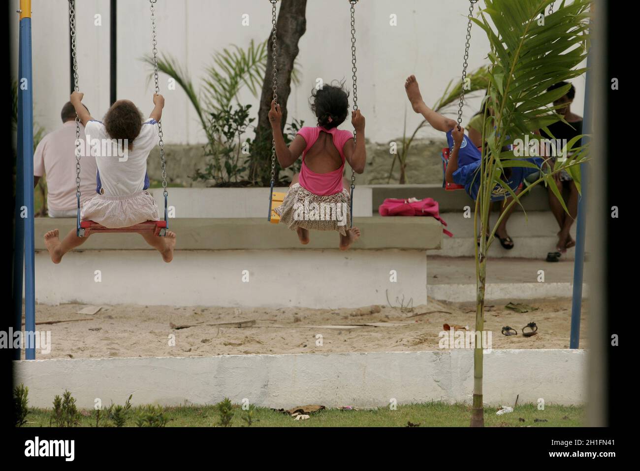 salvador, bahia / brasilien - 2. oktober 2012: Kinder werden auf einem Spielplatz im Stadtteil Tancredo Neves in Salvador leise spielen sehen. *** Loc Stockfoto