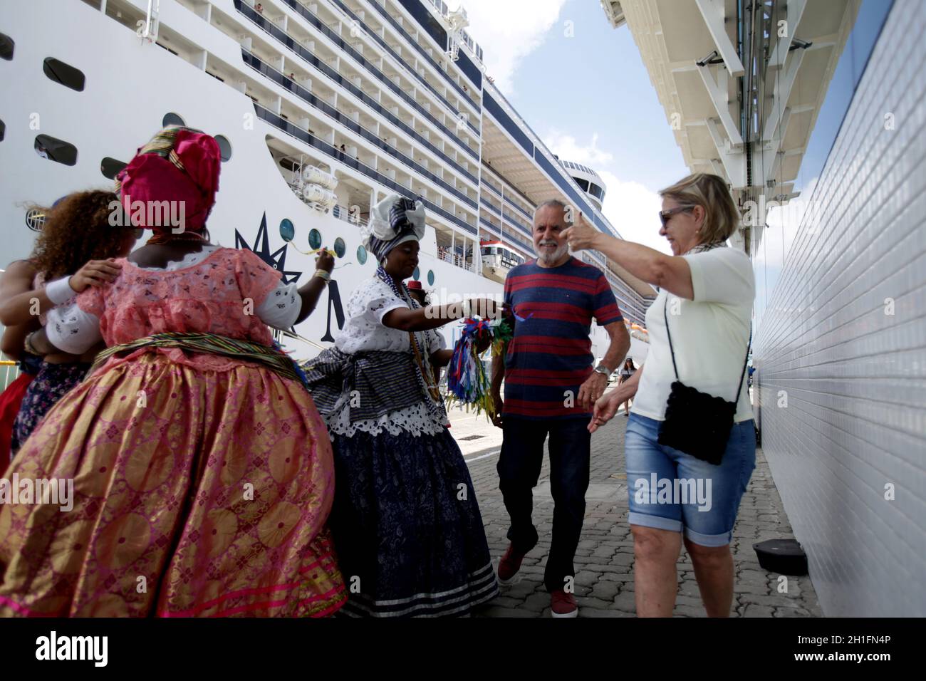 salvador, bahia / brasilien - 19. november 2018: Touristen werden beim Aussteigen von einem Schiff im Hafen von Salvador gesehen. *** Ortsüberschrift *** Stockfoto